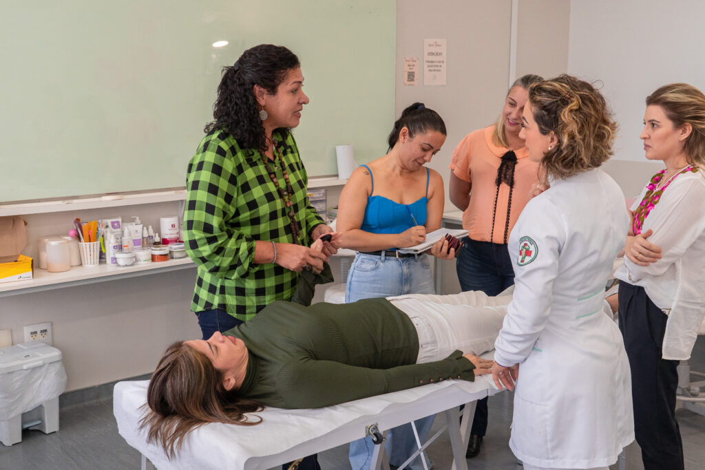 Esteta e cosmetóloga encontra o que faltava em sua carreira através de curso de saúde integrativa