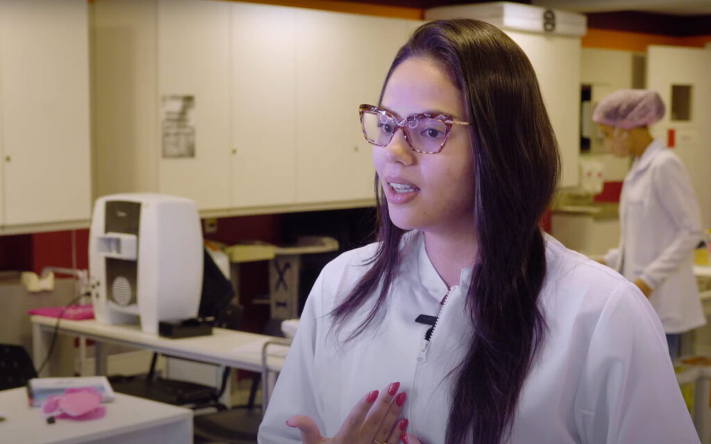 A julia Kath é uma Farmacêutica Esteta que teve experiências em Farmácias e em uma Santa Casa. Buscando flexibilidade, foi para a Estética.