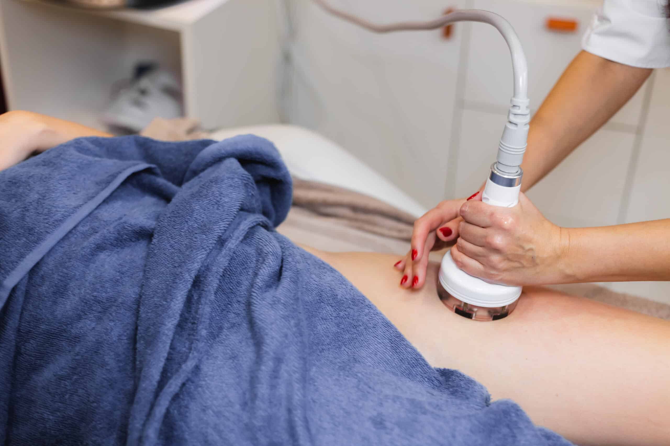 massagista fazendo massagem anticelulite para cliente no salao de beleza spa usando oleo scaled