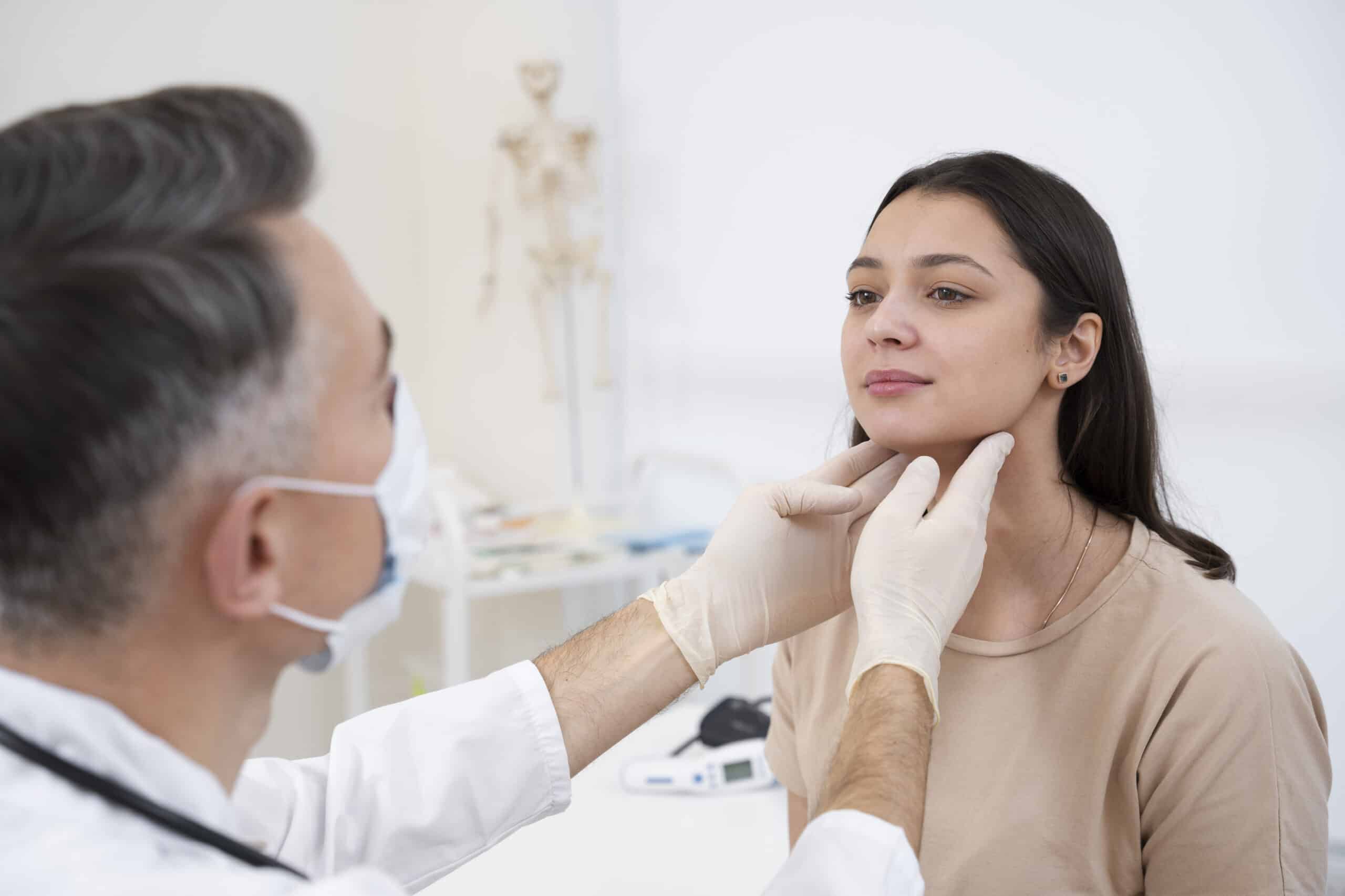 medico realizando check up medico de rotina 1 scaled