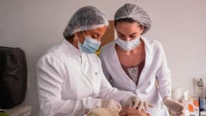 Enfermeira encara o desafio de voltar a estudar para mudar seu estilo de vida com a Saúde Estética