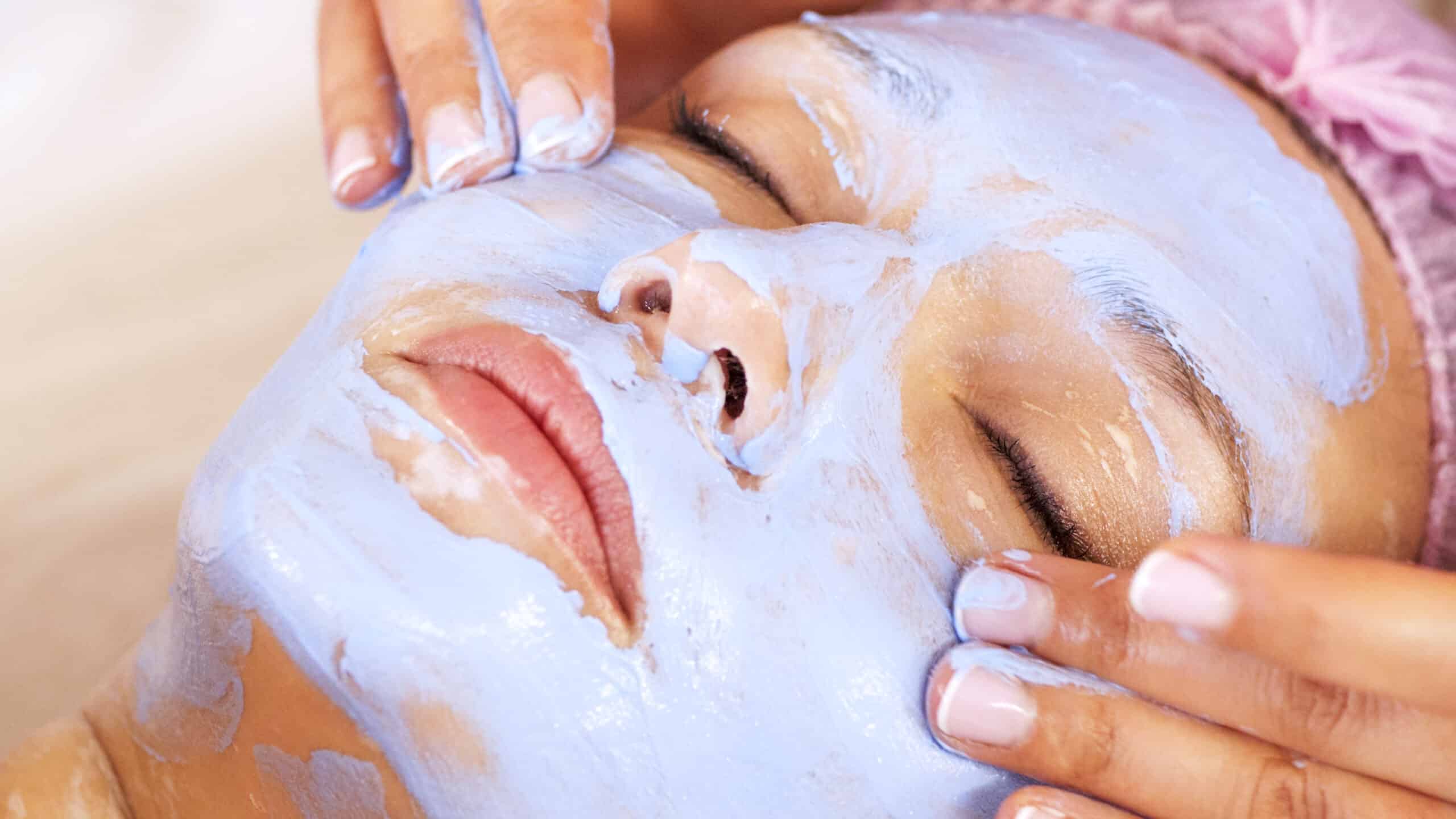 Argiloterapia Facial - Belo Horizonte 8 Beautician makes a massage of the face with a moisturizing cream. Cosmetologist doing a woman a therapeutic massage on her face. Woman in a spa salon on cosmetic procedures for facial care.