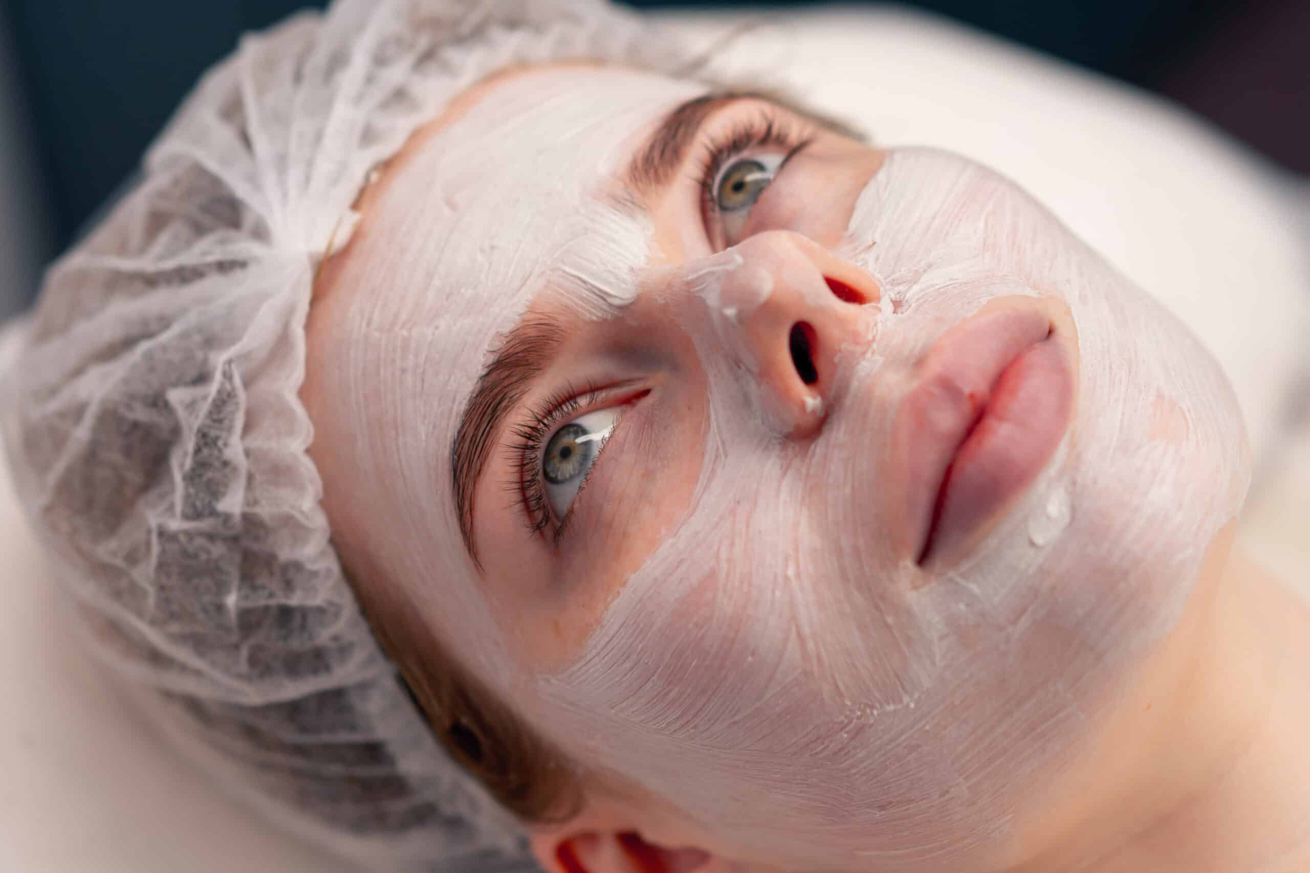 Argiloterapia Facial - Belo Horizonte 9 close-up of a girl's face with a cream or mask during a cosmetic procedure in beauty salon