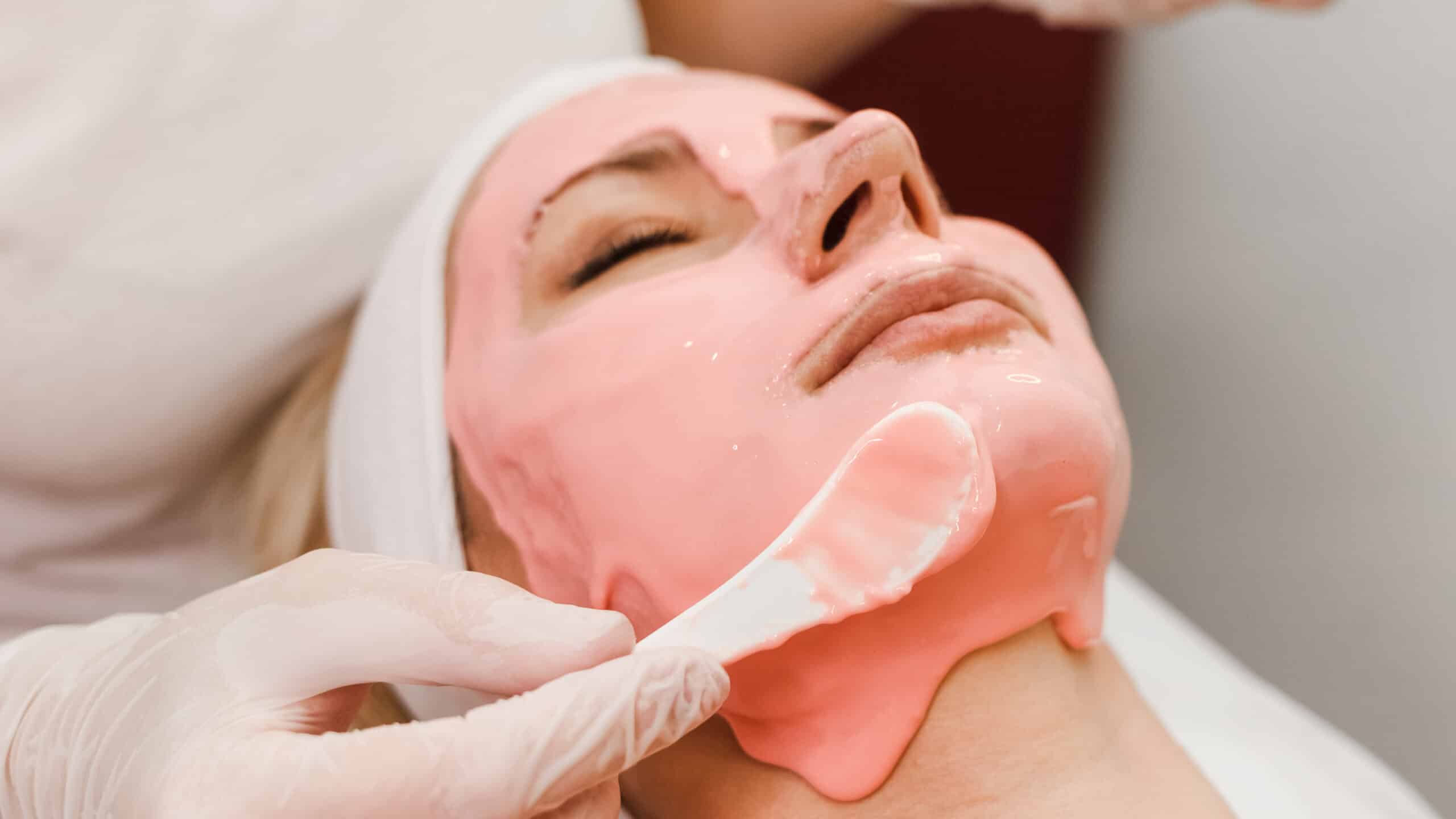 Máscaras Faciais Nutritivas e Calmantes 6 Doctor beautician applies anti-aging mask to woman face. Girls lies on a cosmetology procedure. Facial mask close-up