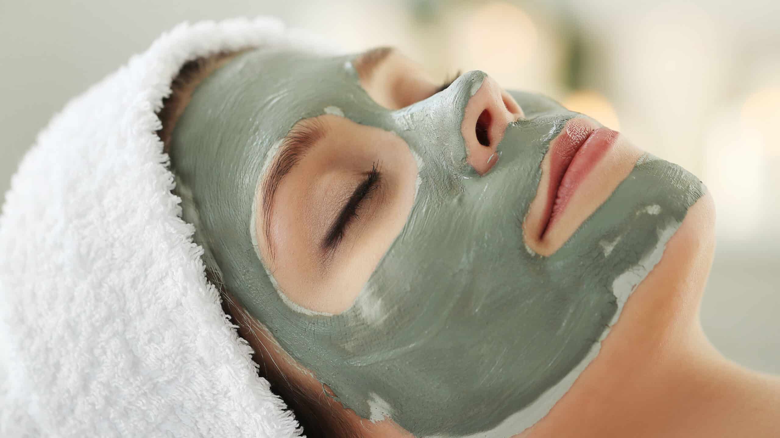 Máscaras Faciais Nutritivas e Calmantes 8 Beauty and healthcare. Woman in spa salon