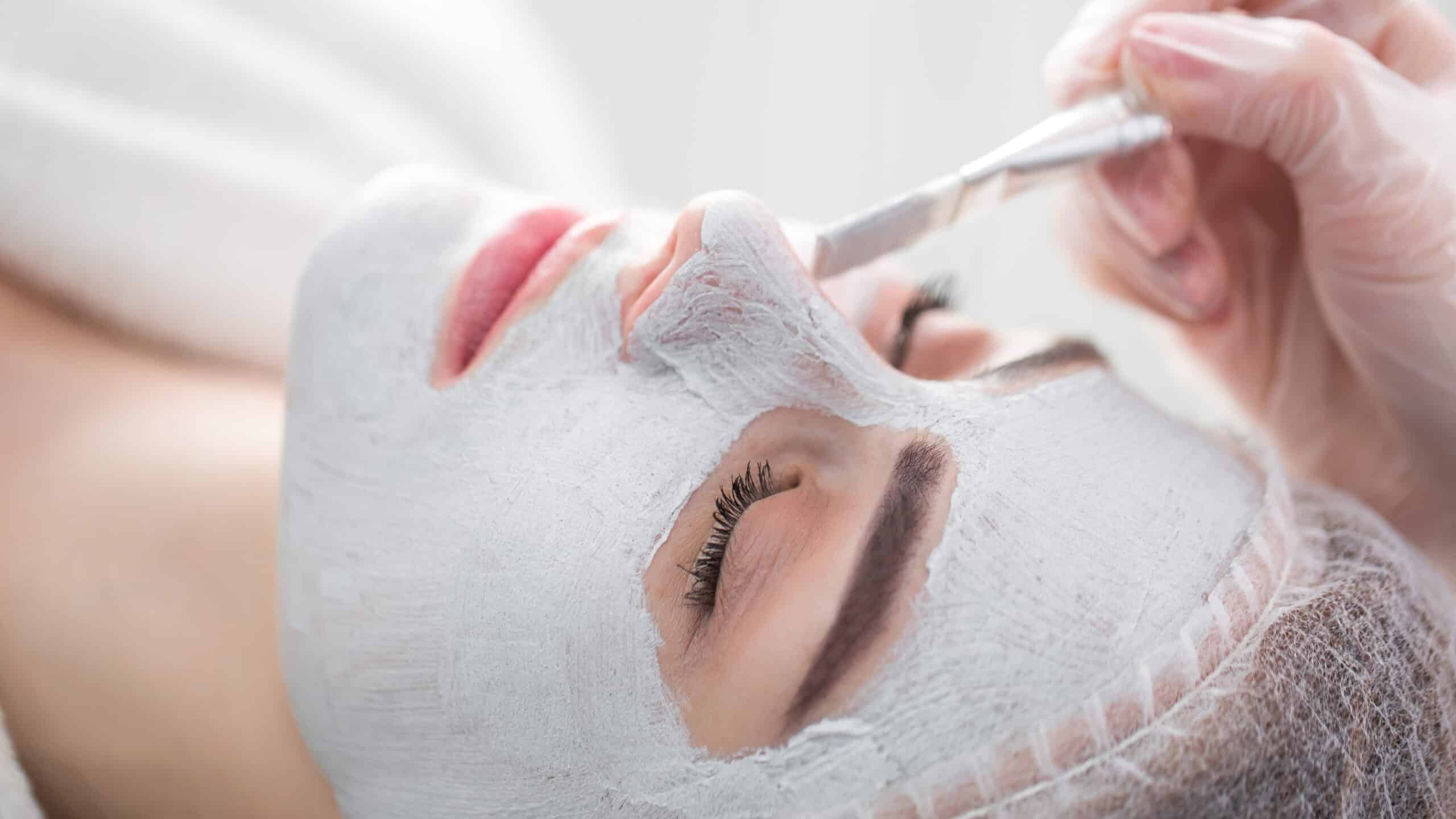 Máscaras Faciais Nutritivas e Calmantes 10 Face peeling mask, spa beauty treatment, skincare. Woman getting facial care by beautician at spa salon