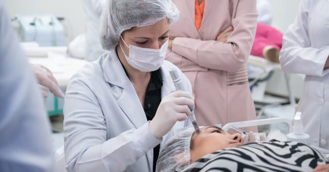 Pós-Graduação em Farmácia Estética: Guia Completo para Farmacêuticos que Querem Atuar na Estética