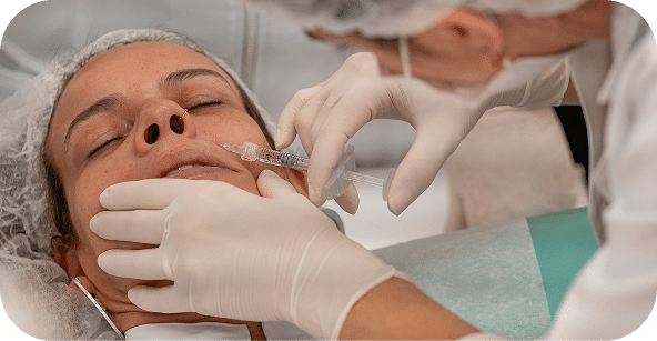 aula prática nepuga - aluna aplicando uma seringa de botox no bigode chines do paciente