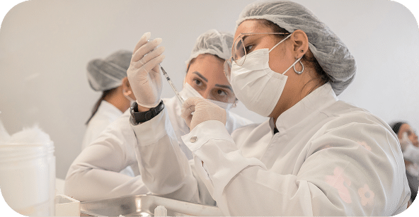 aula prática nepuga - aluna preparando uma seringa de injetável