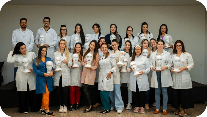 foto de alunos com a Dra. Ana Carolina Puga após uma aula teórica no Nepuga
