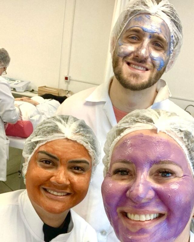 ✨ Diretamente de Belém do Pará, a Dra. Alana Albino compartilhou esse registro de prática com peeling com seus colegas de turma.

📍 Na prática clínica, cada experiência vivida soma mais do que conhecimento — traz pertencimento, amizade e a certeza de estar construindo um futuro sólido na Saúde Estética.

Porque aprender vai muito além do procedimento: é sobre caminhar junto, apoiar uns aos outros e celebrar cada conquista.

👉 E você, também tem uma turma que te inspira a dar o seu melhor? Marque aqui ⬇️

#SaúdeEstética #VivênciaClínica #HandsOnNepuga #OSucessoEstáEmSuasMãos