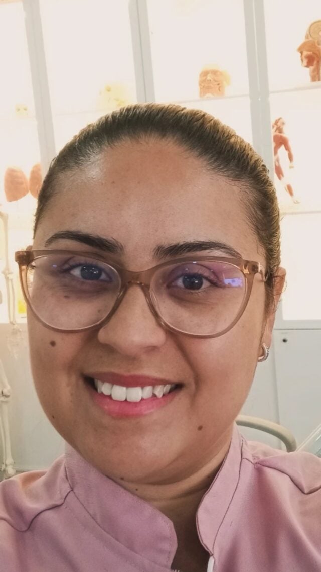 💉✨ Cada detalhe importa.

Na aula prática de preenchedores, a Dra. Giovanna Kupper @gihkupper_estetica registrou o momento em que a professora orienta a turma com as marcações fundamentais para aplicação segura e precisa.

🔬 Estar na especialização, observar de perto e praticar sob supervisão é o que faz toda diferença na pós: ciência, técnica e confiança caminhando juntas.

👉 Se você também já viveu essa etapa, comenta aqui qual foi o maior aprendizado com os preenchedores.

#SaúdeEstética #FarmáciaEstética #PráticaClínica #OSucessoEstáEmSuasMãos