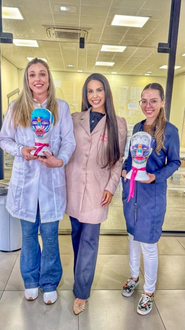 ✨ Toxina Botulínica do zero ao resultado

💉 Sob a condução da professora @draandreiia_machado , cada etapa foi mostrada com clareza: da diluição cuidadosa ao preparo, do armazenamento correto às marcações estratégicas, até chegar ao momento da aplicação.

🔎 Soro na medida certa, atenção ao manuseio da toxina e orientações para evitar desperdícios — cada detalhe pensado para garantir precisão, segurança e naturalidade no resultado.

O paciente sai tranquilo, sem dor, e retorna em 15 dias para o retoque. Simples, rápido e transformador.

Porque aprender com quem domina o processo é viver a confiança necessária para atuar com excelência.
O Sucesso Está Em Suas Mãos.

#SaúdeEstética #ToxinaBotulínica #HandsOnNepuga #VivênciaClínicaNepuga #SegurançaEmPrimeiroLugar #OSucessoEstáEmSuasMãos