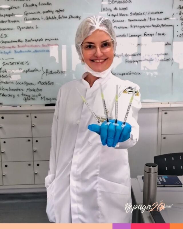 A Dra. Ana Paula Lemos, Bióloga, está construindo um novo capítulo da sua jornada com as próprias mãos — agora na Biologia Estética.

Durante sua vivência clínica no Nepuga, ela não apenas treinou técnicas avançadas com precisão, mas sentiu na pele o que é transformar conhecimento em impacto real na vida das pessoas.

✨É isso que significa fazer parte de um movimento que valoriza quem escolhe ir além: mais do que dominar os injetáveis, é sobre ter propriedade, visão e autonomia para crescer com segurança e excelência.

#BiologiaEstética #VivênciaNepuga #SaúdeEstética #ProtagonismoNaEstética #Nepuga #OSucessoEstáEmSuasMãos