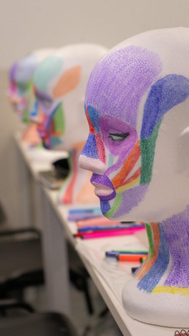 🎨✨ Quem disse que teoria não pode ser leve e divertida?

Até a aula de toxina botulínica com a Nepuguetty®️ ganha cor, criatividade e significado. Cada traço ajuda nossos doutores a compreenderem a anatomia de forma prática, visual e inesquecível.

Mais do que estudar, é viver um aprendizado prazeroso e inspirador, que transforma teoria em confiança e prepara para um futuro de sucesso na Saúde Estética.

#Nepuga #SaúdeEstética #ToxinaBotulínica #VivênciaClínicaNepuga #OSucessoEstáEmSuasMãos