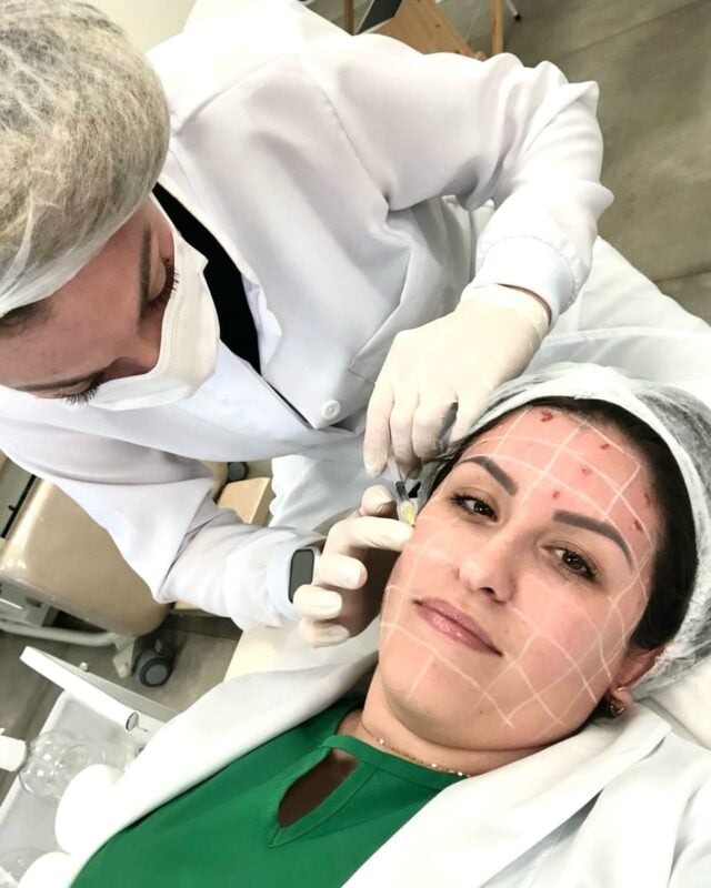 Enquanto muitos ainda estão apenas planejando o futuro, a Dra. @drathaisballbesan pratica lado a lado com sua colega de turma, a @lerosolem — duas doutoras que já estão dominando os procedimentos injetáveis que fazem toda a diferença no mercado.

📍 Cada ponto marcado, cada aplicação precisa, vai além do aprendizado: é construção de confiança, autoridade e um futuro sólido. Poucos têm a coragem de se colocar no lugar certo, na hora certa… e é isso que separa quem observa de quem realiza.

Porque mais do que praticar, nossos doutores já respiram o protagonismo que transforma vidas — começando pela própria.

O Sucesso Está Em Suas Mãos.

👉 E você, encararia estar no lugar delas? Comenta aqui ⬇️

#SaúdeEstética #FarmáciaEstética #VivênciaClínicaNepuga #AutonomiaNaSaúde #TransformaçãoReal #OSucessoEstáEmSuasMãos