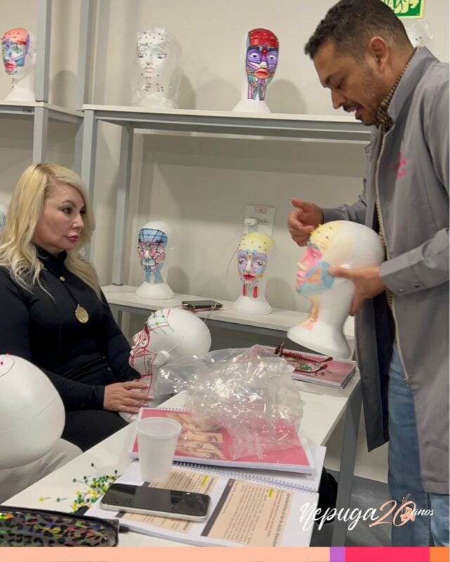 📍CURITIBA
Dia de Curso de Harmonização Facial Pugacode®️ WV45®️ , com o Professor Dr. Odair Gaspar.

A marcação na Nepuguetty é um dos momentos  mais aguardados pelos doutores que participam do curso, pois é nesse momento que se pode exercitar e menorizar os pontos exatos da aplicação dentro do método Pugacode, que é inovador e foi criado pela @dra.anacarolinapuga, fundadora da Saúde Estética no país, conferindo economia para quem aplica e resultados que respeitam o biotipo e a história de cada paciente. 

#osucessoestáemsuasmãos #harmonizacaofacialpugacode #draanacarolinapuga