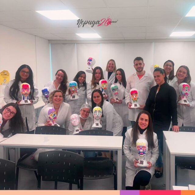 ✨ Cada traço conta uma história, cada rosto reflete dedicação

No Nepuga Campinas – SP, a Dra. Alana Damasceno Albino (@damascenoalbino) e sua turma celebram um marco importante na jornada da pós-graduação: o momento de praticar com a Nepuguetty®️.

Mais do que um modelo anatômico, ela representa a união entre conhecimento, precisão e sensibilidade. Cada cor, cada marca, simboliza o aprendizado que transforma o olhar e a atuação de cada doutor na Saúde Estética.

Aqui, cada encontro é feito de trocas, conexões e crescimento coletivo — porque o sucesso de um se soma ao sucesso de todos.

O Sucesso Está Em Suas Mãos.

#Nepuguetty #SaúdeEstética #VivênciaNepuga #HandsOnNepuga #PósGraduaçãoEstética #OSucessoEstáEmSuasMãos