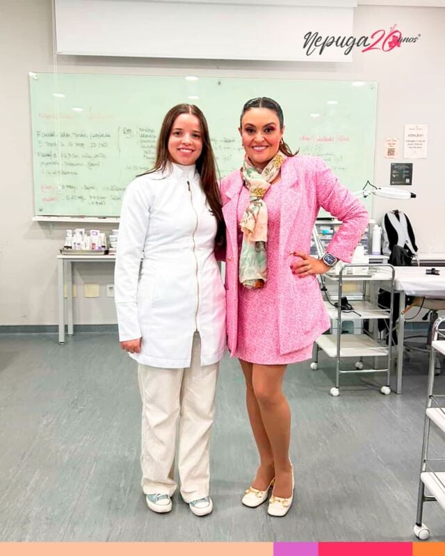 ✨ Encontros que marcam trajetórias!

A aluna @susicristine_ registrou um momento especial ao lado da @dra.anacarolinapuga , fundadora e diretora do Nepuga — e referência nacional na Saúde Estética.

Mais do que uma foto, esse encontro representa admiração, inspiração e o reconhecimento de quem está construindo o próprio caminho com dedicação e propósito.

Aqui no Nepuga, cada jornada é única, mas todas têm algo em comum: o desejo de transformar vidas, começando pela própria.

#Nepuga #DraAnaCarolinaPuga #SaúdeEstética #EstéticaComPropósito #EducaçãoTransformadora #Mentora #Colab #EnfermagemEstética #vivênciaclínica