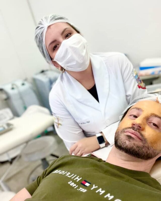 ✨ Enquanto muitos ainda sonham em entrar na Enfermagem Estética, a Dra. Letícia Rosolem já está dominando na prática.

Pós-graduada em Enfermagem Estética, viveu em Ribeirão Preto mais uma etapa da sua jornada: a prática de limpeza de pele. 🧴💆‍♀️

📍 Muito além da execução de um procedimento, é um exercício de atenção, sensibilidade e responsabilidade com cada paciente. Porque na Enfermagem Estética, resultados não são apenas vistos — eles são sentidos.

Nossos doutores descobrem que até os procedimentos mais clássicos podem ser grandes aliados na construção de autoestima, confiança e bem-estar.

O Sucesso Está Em Suas Mãos.

👉 O que você considera essencial em uma limpeza de pele? Conta pra gente ⬇️

#EnfermagemEstética #SaúdeEstética #VivênciaNepuga #LimpezaDePele #EstéticaComPropósito #OSucessoEstáEmSuasMãos