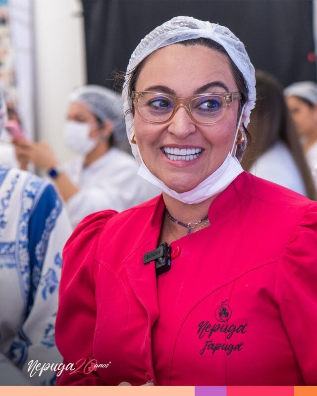A Dra. Ana Carolina Puga — precursora da Biomedicina Estética no Brasil— continua presente, atenta e incansável ao lado de nossos doutores. 👩‍⚕️✨

Sua presença na vivência clínica é mais do que um momento prático: é uma aula viva de excelência.

É ali, no contato direto com os pacientes, que a Dra. Ana compartilha não só sua experiência, mas sua sensibilidade e olhar que transforma.

Estar sob a supervisão de quem abriu as portas para Biomedicina Estética existir é um privilégio para nossos doutores.

🔬 Mãos que dominam.
🧠 Mente que lidera.
💜 Coração que inspira.

@dra.anacarolinapuga é a raíz e o futuro da Biomedinica Estética.
Porque ninguém entende mais de pessoas, Saúde Estética e propósito do que quem transformou sua própria história — e a de milhares de profissionais — com coragem, pioneirismo e amor.

#DraAnaCarolinaPuga #VivênciaClínica #BiomedicinaEstética #PioneiraNaEstética #ReferênciaNacional #BiomedicinaEstética #osucessoestáemsuasmãos